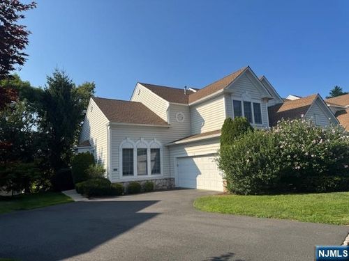 17 Scarlet Oak Ln, Paramus, NJ, 07652-1355 | Card Image