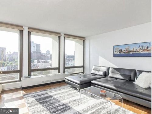 10fw-210 Locust St, PHILADELPHIA, PA, 19106-3934 | Card Image