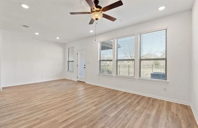 Unfurnished room featuring light wood-type flooring, baseboards, ceiling fan, and recessed lighting | Image 7