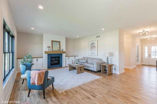 06_13452LakesideAve_10001_LivingRoom_MRE | Image 6