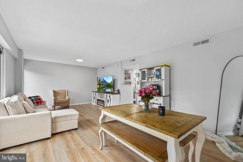 320-1300 Army Navy Dr, ARLINGTON, VA, 22202-2040 | Card Image