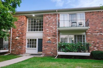 490 Fox Hills Drive N, Condo with 2 bedrooms, 2 bathrooms and null parking in Bloomfield Hills MI | Image 1