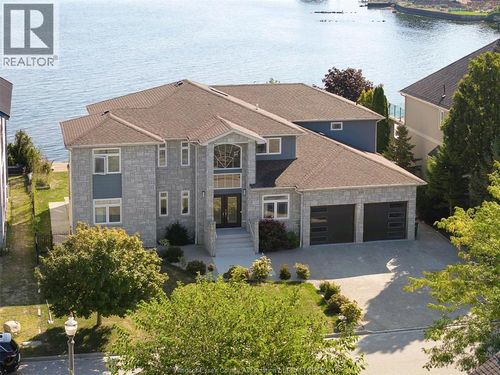 300 Shoreview Cir, Windsor, ON, N8P1M7 | Card Image