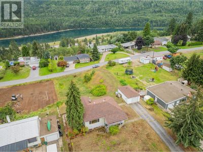 526 13 Th Ave, House other with 2 bedrooms, 2 bathrooms and null parking in Genelle BC | Image 1