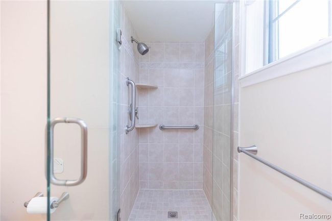 8035 Wood, Grosse Ile - Primary Bedroom Full Bathroom | Image 24