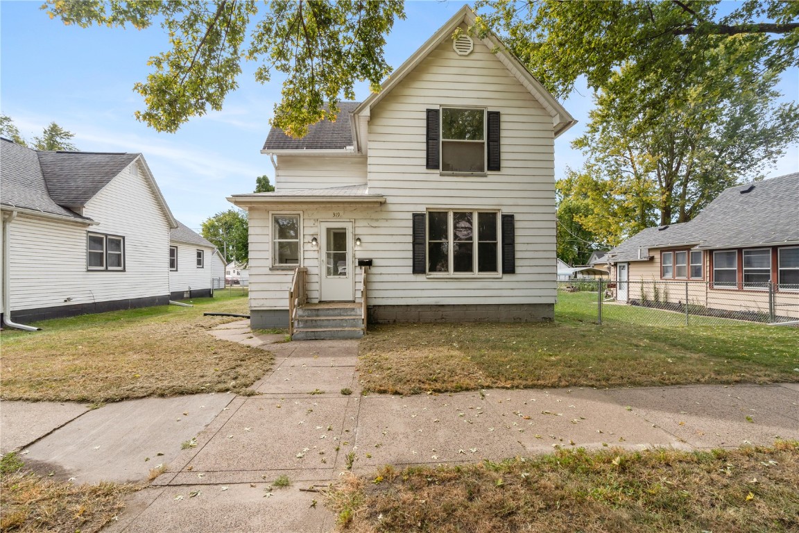 4th Ave, Clinton, IA 52732