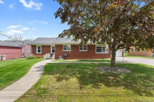 30617 Young Dr, Gibraltar, MI, 48173-9568 | Card Image