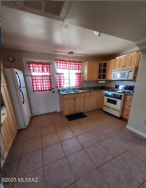 135 S Paseo Quinta, Green Valley, AZ, 85614 | Card Image