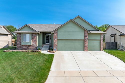 714 E Sprucewood Cir, Park City, KS, 67147-7315 | Card Image