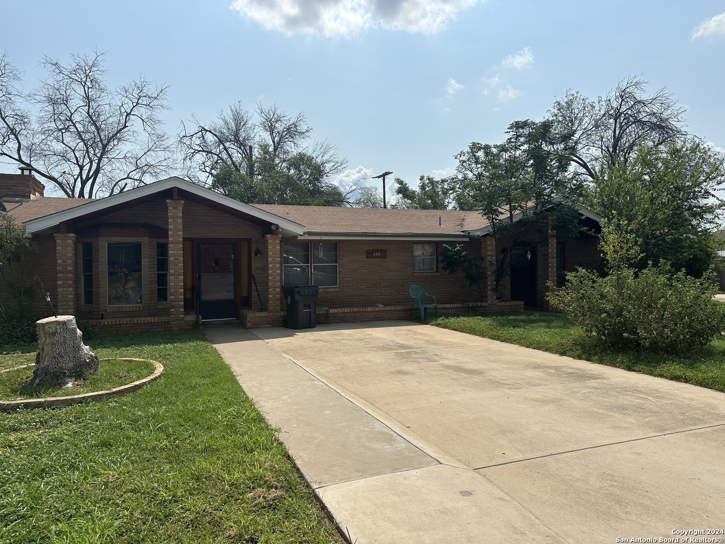 20th St, Carrizo Springs, TX 78834