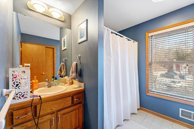 3rd level - Full bath | Image 12