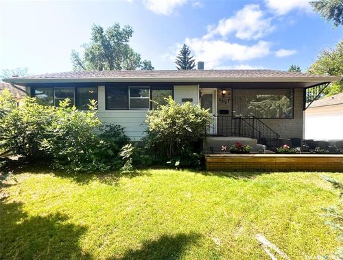 552 Grey St E, Swift Current, SK, S9H1W7 | Card Image