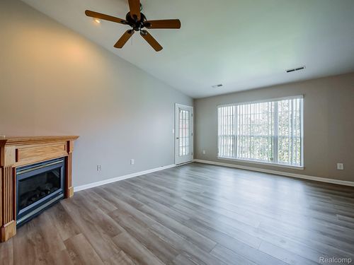 95-8208 Chesapeake Cir, Walled Lake, MI, 48390-5903 | Card Image