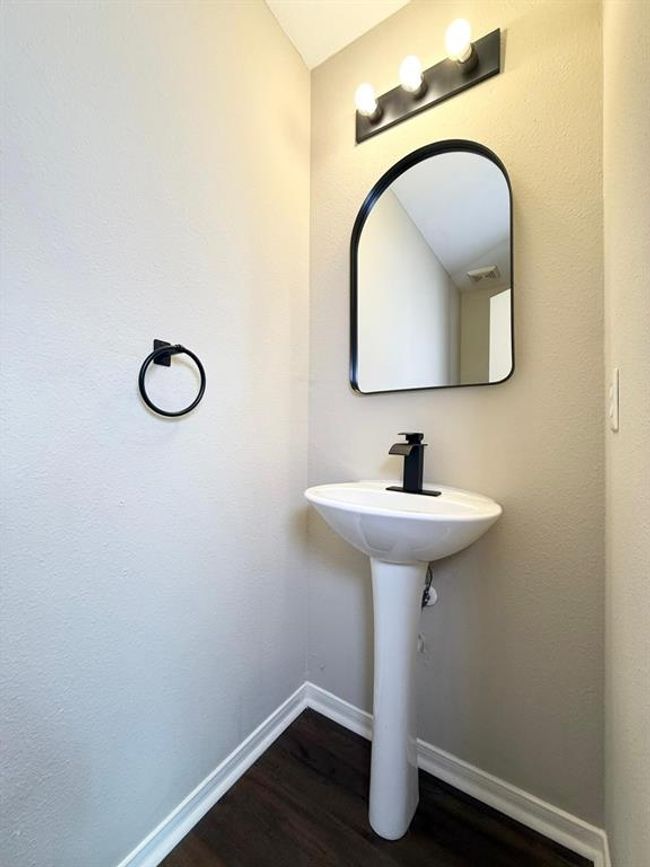 Half bathroom | Image 12