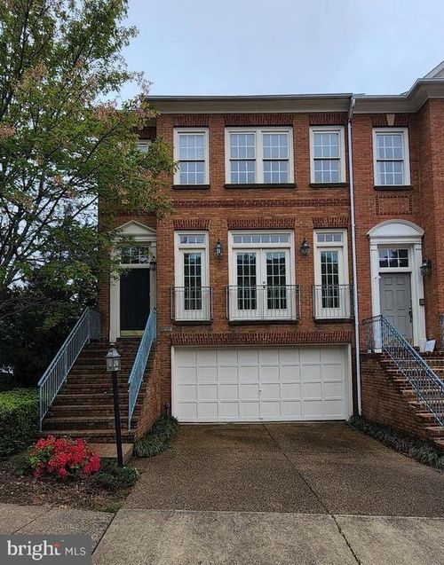 8021 Kidwell Town Ct, VIENNA, VA, 22182-3927 | Card Image