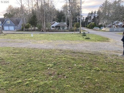 1204 37th Pl, Seaview, WA, 98644-2028 | Card Image