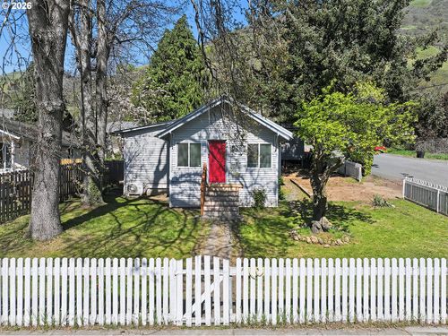 320 E Steuben St, Bingen, WA, 98605-9182 | Card Image