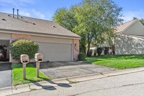 7335 S Delaine Dr, Oak Creek, WI, 53154-2411 | Card Image