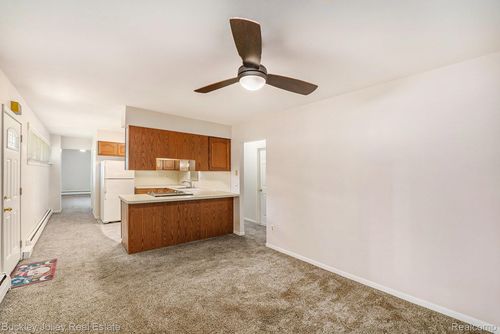 4212 Greendale Ave, West Bloomfield, MI, 48323-1245 | Card Image