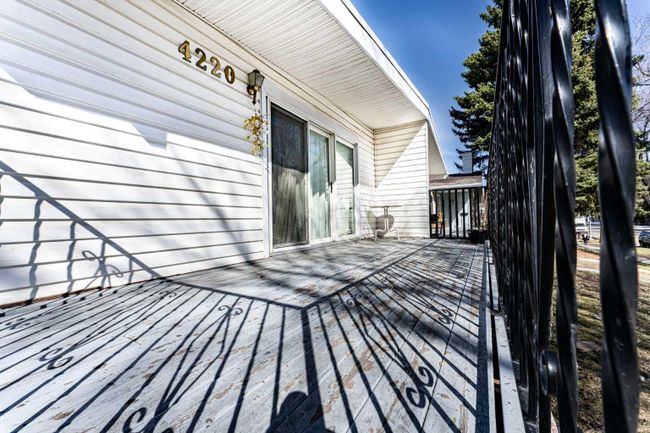 4218 40 Avenue Nw, Home with 15 bedrooms, 5 bathrooms and 4 parking in Calgary AB | Image 10