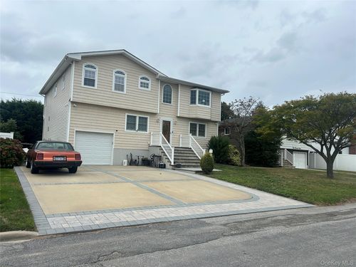 311 Riviera Pkwy, Lindenhurst, NY, 11757-6322 | Card Image