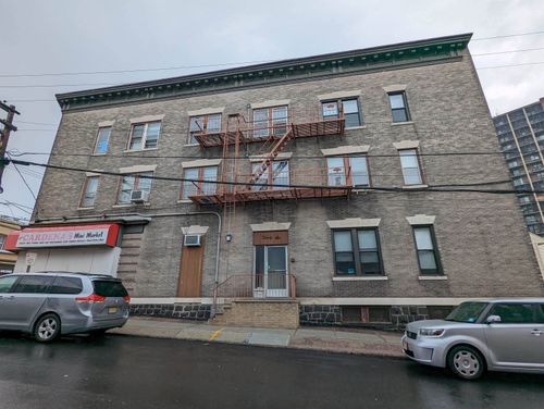 390 Fairview Ave, Fairview, NJ, 07022-2161 | Card Image