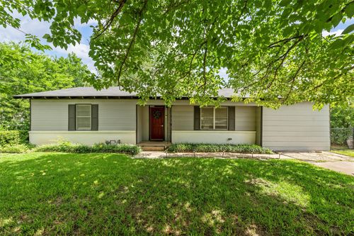 607 E Pine St, West, TX, 76691-1628 | Card Image