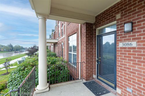 3086 Camden Dr, Troy, MI, 48084-7020 | Card Image