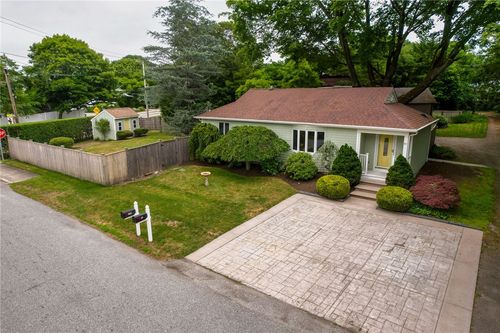 91 Inez St, Narragansett, RI, 02882-3526 | Card Image