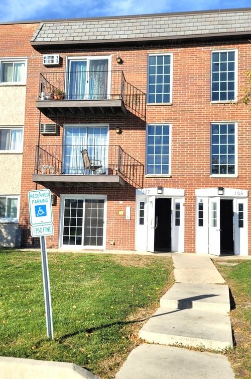 apt-106-107 W Elk Trl, Carol Stream, IL, 60188-9338 | Card Image