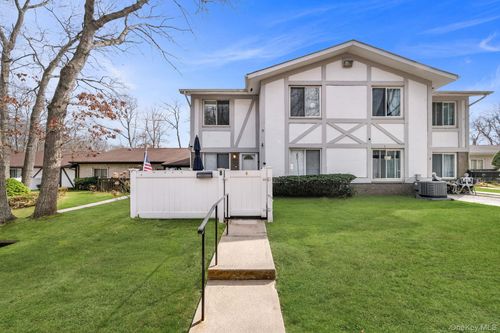 8 Birchwood Rd, Medford, NY, 11763-1252 | Card Image