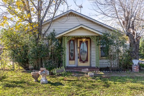 905 4th St, Floresville, TX, 78114-1801 | Card Image