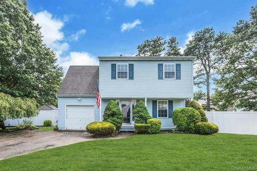 51 Bridger Blvd, Central Islip, NY, 11722-3660 | Card Image