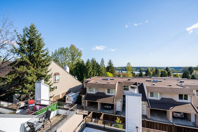 305 - 11724 225 Street, Townhouse with 2 bedrooms, 1 bathrooms and 1 parking in Maple Ridge BC | Image 2