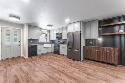 4 Gretchen Ln, Bella Vista, AR, 72715-8816 | Card Image