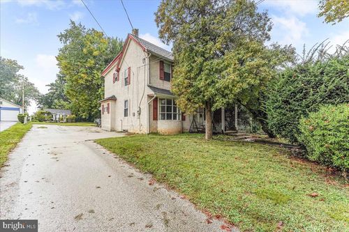 46 E Knowles Ave, GLENOLDEN, PA, 19036-2104 | Card Image