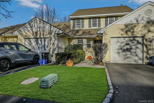 50 Strawberry Cmns, Riverhead, NY, 11901-2652 | Card Image