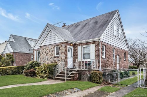 8227 246th St, Bellerose, NY, 11426-1712 | Card Image