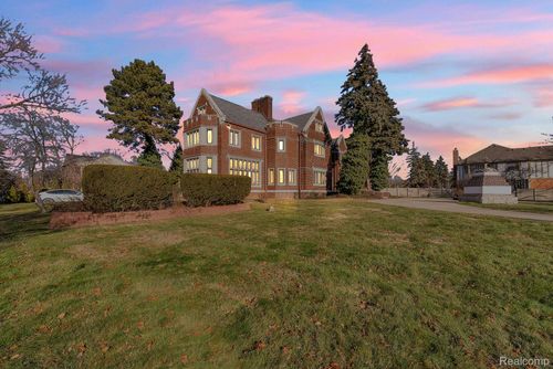 16761 E Jefferson Ave, Grosse Pointe Park, MI, 48230-1433 | Card Image