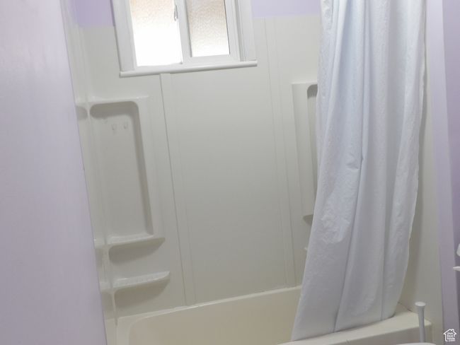 Bathroom with shower/tub combo. | Image 27