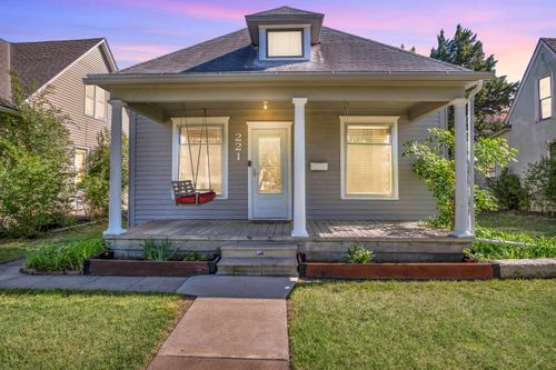 221 E 10th St, Newton, KS, 67114-1823 | Card Image