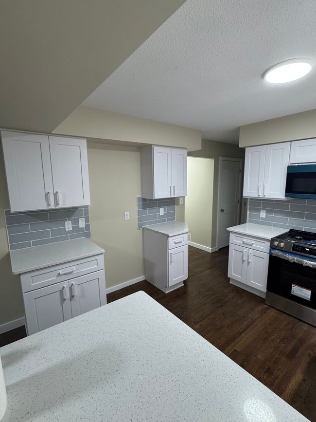 27638 W Huron River Dr, House other with 3 bedrooms, 2 bathrooms and null parking in Flat Rock MI | Image 6