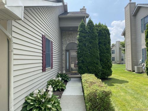 131 Stratford Ln, Lake Orion, MI, 48360-1352 | Card Image