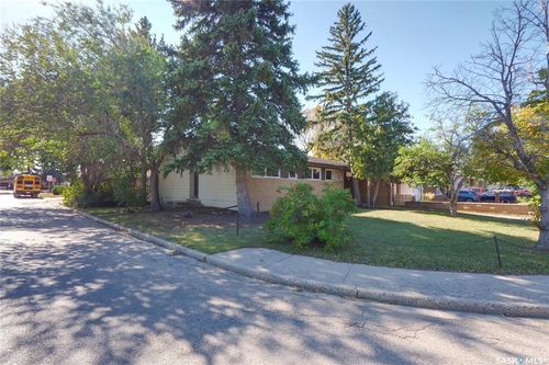 1211 Gordon Rd, Moose Jaw, SK, S6H3E3 | Card Image