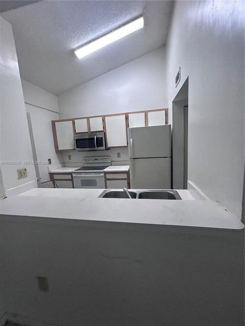 202-2890 N Oakland Forest Dr, Oakland Park, FL, 33309 | Card Image