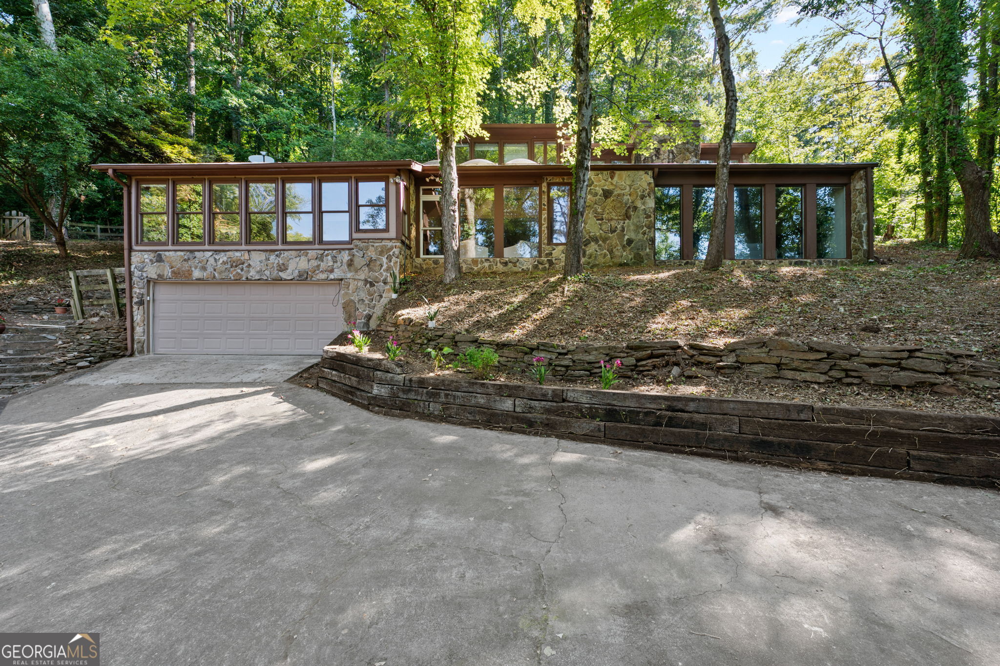 Azalea Dr, Roswell, GA 30075