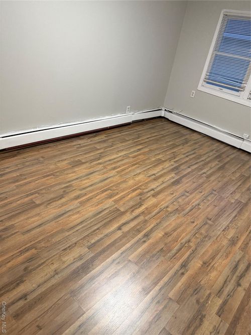 18 Leach St, Lynbrook, NY, 11563-2417 | Card Image