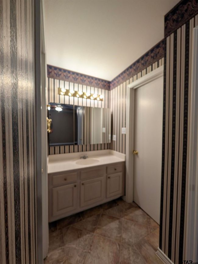 APT-1002 - 5401 Hollytree Dr, Condo with 3 bedrooms, 2 bathrooms and null parking in Tyler TX | Image 22