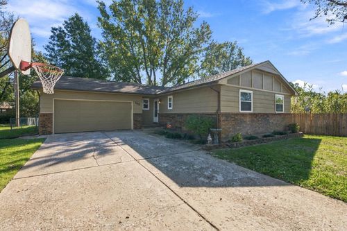 140 S Colby Ave, Valley Center, KS, 67147-2112 | Card Image