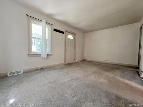 18592 Filmore St, Livonia, MI, 48152-3021 | Card Image